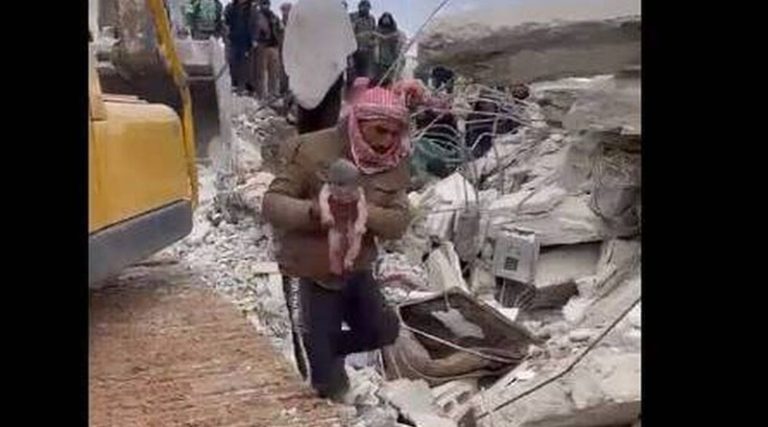 Σεισμός Τουρκία: Δάκρυα και χαμόγελα μέσα στα χαλάσματα – Μωρό γεννήθηκε μέσα στα συντρίμμια, πέθανε η μητέρα (βίντεο)