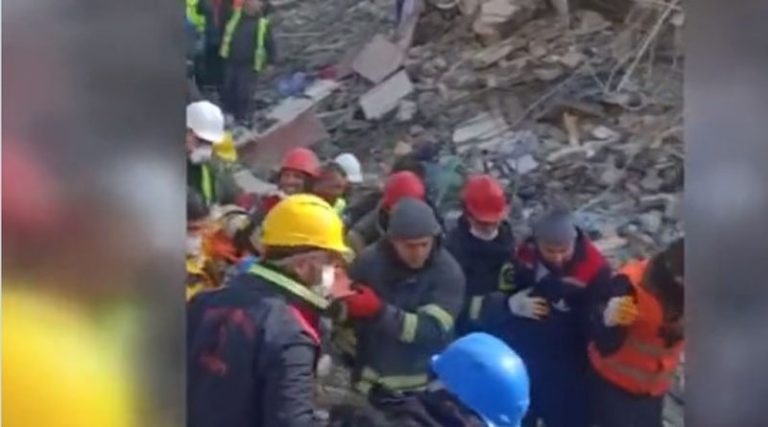 Σεισμός Τουρκία: Απεγκλωβίστηκε μωρό δύο μηνών μετά από 128 ώρες – Συγκλονιστικό βίντεο