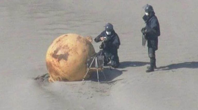Μυστήριο με τη σιδερένια μπάλα που ξεβράστηκε σε παραλία – Κατασκοπευτικό μπαλόνι, UFO ή Dragon Ball;