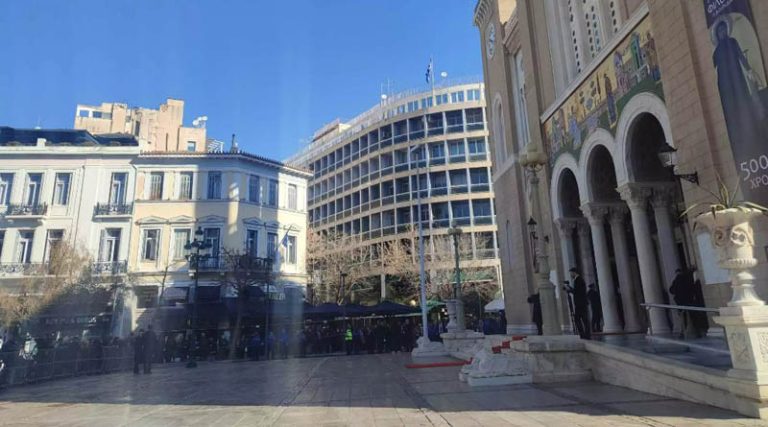 Τέως Βασιλιάς Κωνσταντίνος: Πλήθος κόσμου έξω από την Μητρόπολη Αθηνών για το μνημόσυνο -Κυκλοφοριακές ρυθμίσεις στο κέντρο