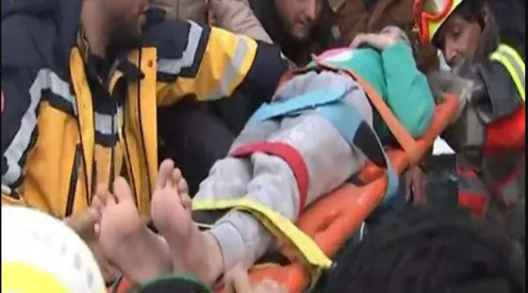 Σεισμός Τουρκία: Οι Έλληνες διασώστες της ΕΜΑΚ έσωσαν την 6χρονη αδελφή της Φατιμά!