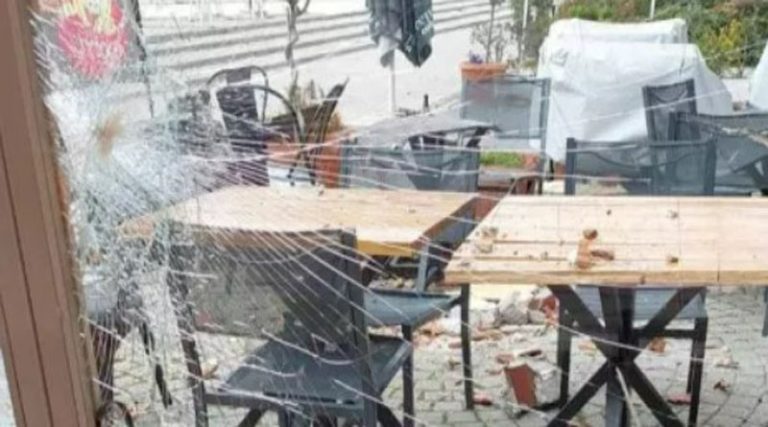 Παραλίγο τραγωδία: Τούβλα από ταράτσα έπεσαν σε καταστήματα εστίασης!