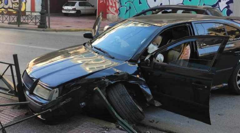 Τροχαίο ατύχημα έξω από τα γραφεία του ΣΥΡΙΖΑ – Ένας τραυματίας (φωτό)