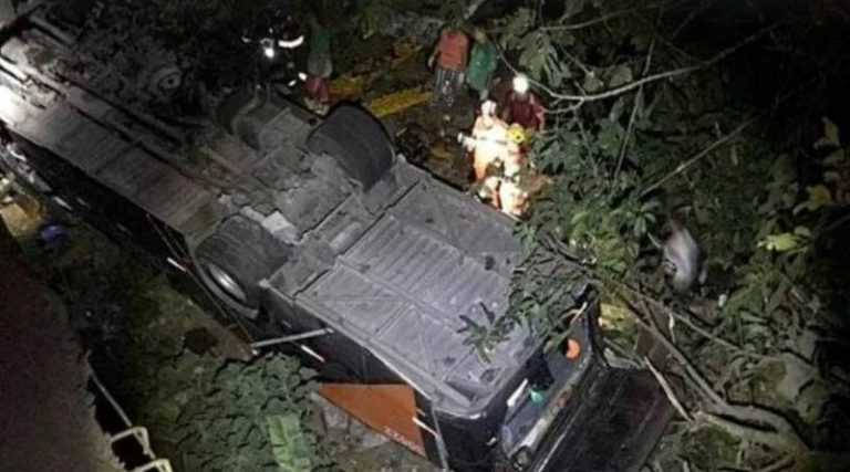 Τραγωδία: Λεωφορείο με ποδοσφαιριστές έπεσε σε χαράδρα 10 μέτρων – 4 νεκροί και δεκάδες τραυματίες!