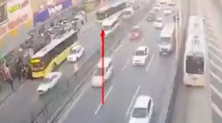 Σοκαριστικό τροχαίο: Λεωφορείο «θέρισε» πεζούς που περίμεναν σε στάση – Ένας νεκρός, 5 τραυματίες (βίντεο)