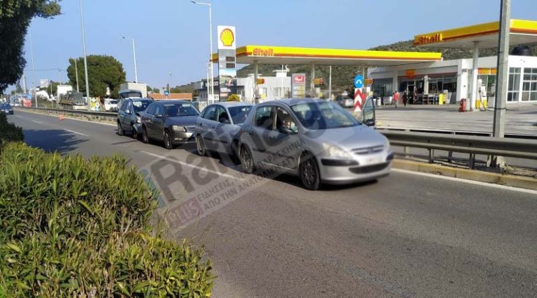 Ραφήνα: Καραμπόλα τεσσάρων αυτοκινήτων στη Λ. Μαραθώνος – Κλειστή μία λωρίδα κυκλοφορίας (φωτό)