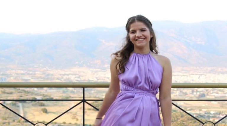 Ράγισαν καρδιές στο τελευταίο αντίο της 19χρονης στον Βόλο – Την αποχαιρέτησαν ντυμένη νύφη