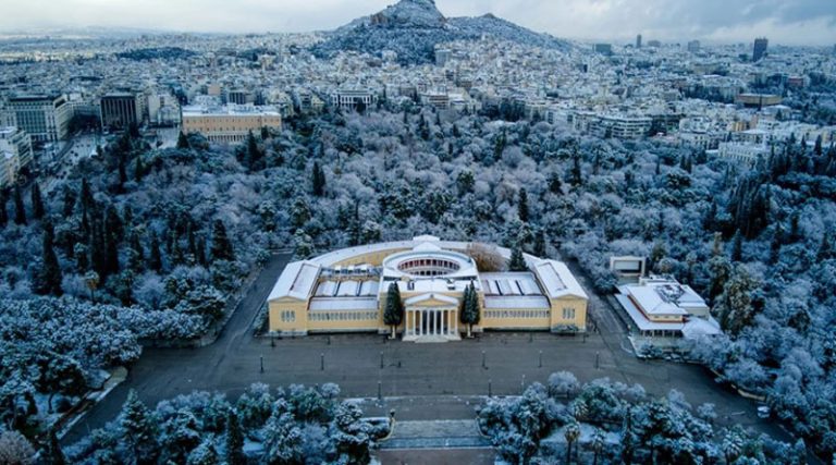 Κακοκαιρία “Barbara”: Εντυπωσιάζει η χιονισμένη Αθήνα από ψηλά – Νέο έκτακτο δελτίο της ΕΜΥ -Οι 10 «λευκές» περιοχές