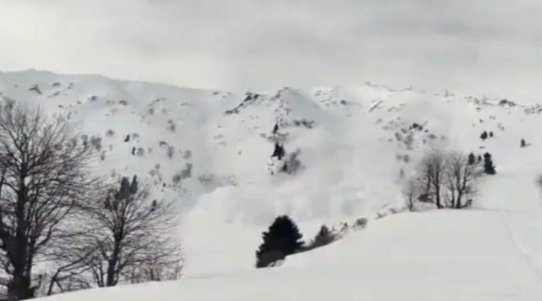 Σοκαριστικό βίντεο:  Χιονοστιβάδα «κατάπιε» ομάδα σκιερ!