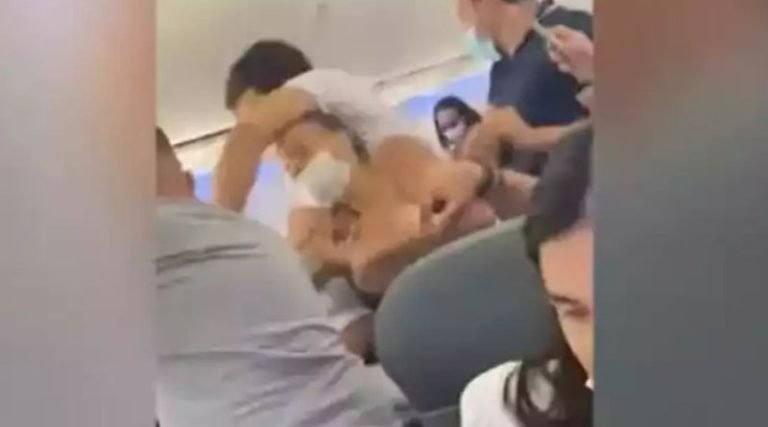 Πιάστηκαν μαλλί με μαλλί σε πτήση για τη θέση δίπλα… στο παράθυρο! (βίντεο)
