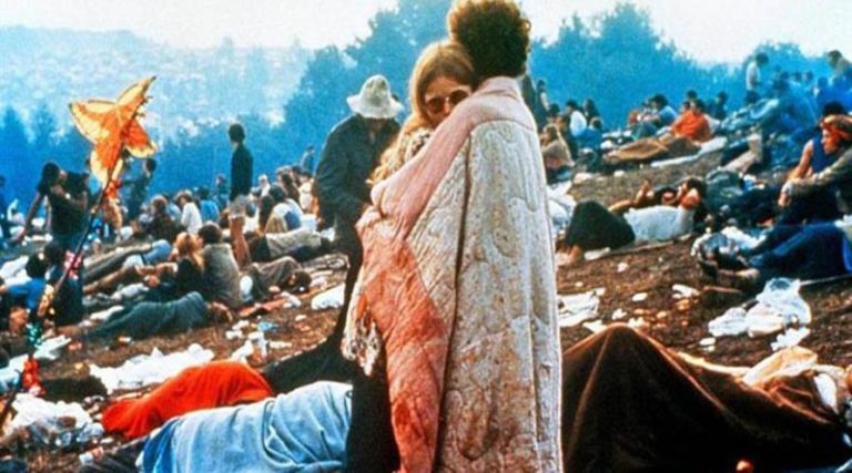 Έφυγε από τη ζωή η γυναίκα του ζευγαριού στην εμβληματική φωτογραφία του Woodstock