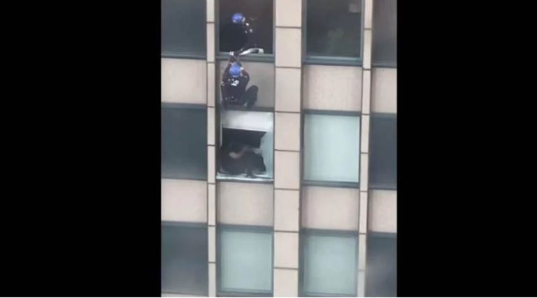 Άνδρας απειλούσε να πέσει από ουρανοξύστη – Η δραματική αστυνομική επιχείρηση (βίντεο)