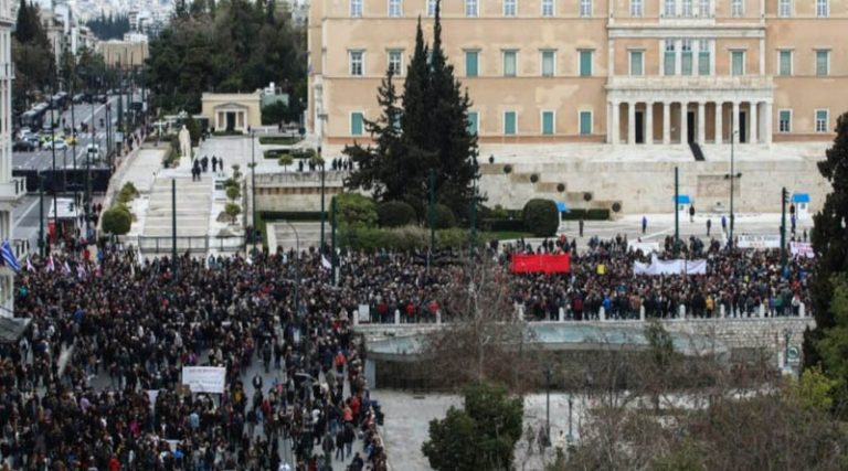 Τέμπη: «Οι ζωές μας μετράνε, δεν θα σας ξεχάσουμε ποτέ» – Χιλιάδες Έλληνες στους δρόμους