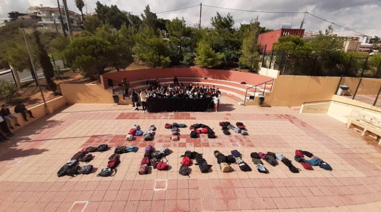 Το μήνυμα των μαθητών από το 2ο Γυμνάσιο Νέα Μάκρης για την τραγωδία στα Τέμπη: “Ήταν έγκλημα” (φωτό)