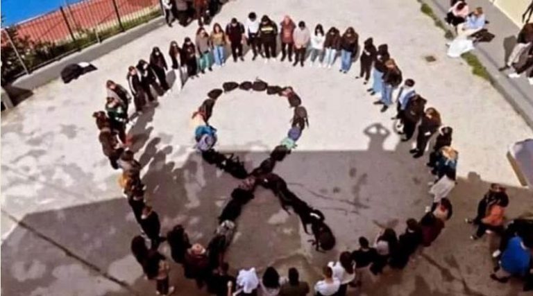 Ραφήνα: Οι μαθητές του ΕΠΑΛ εξέφρασαν τον  θρήνο τους για την ανείπωτη τραγωδία στα Τέμπη (φωτό)