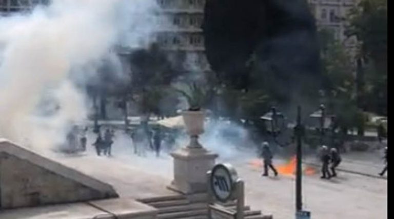 Τέμπη: Επεισόδια στην Αθήνα μετά το τέλος του συλλαλητηρίου (φωτό & βίντεο)