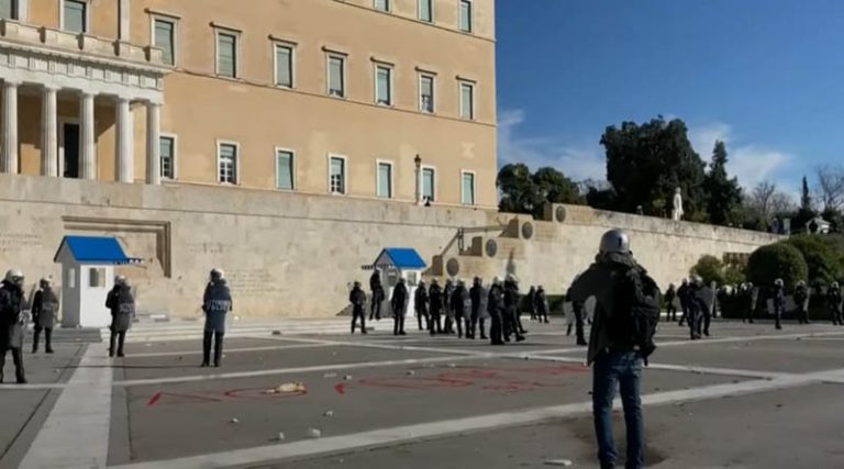 «Παραλίγο να πεθάνουμε στην Ελλάδα» – Viral η τουρίστρια που βρέθηκε στη διαδήλωση για τα Τέμπη (Βίντεο)