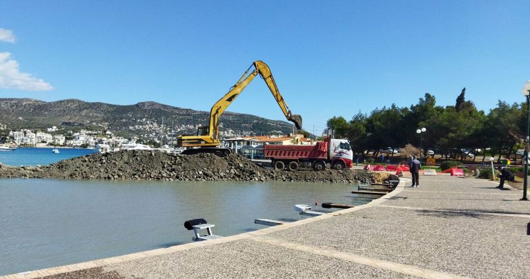 Πόρτο Ράφτη: Ξεκίνησαν οι εργασίες αποκατάστασης στο λιμάνι του  Αγίου Νικολάου (φωτό)