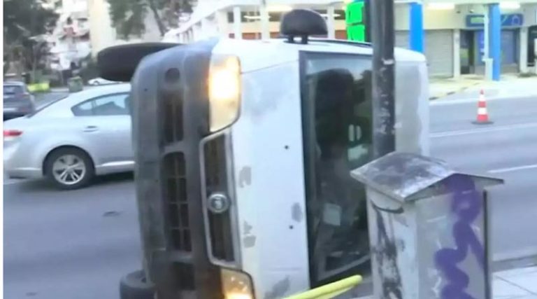 Φορτηγάκι έπεσε σε στάση λεωφορείου! (φωτό & βίντεο)