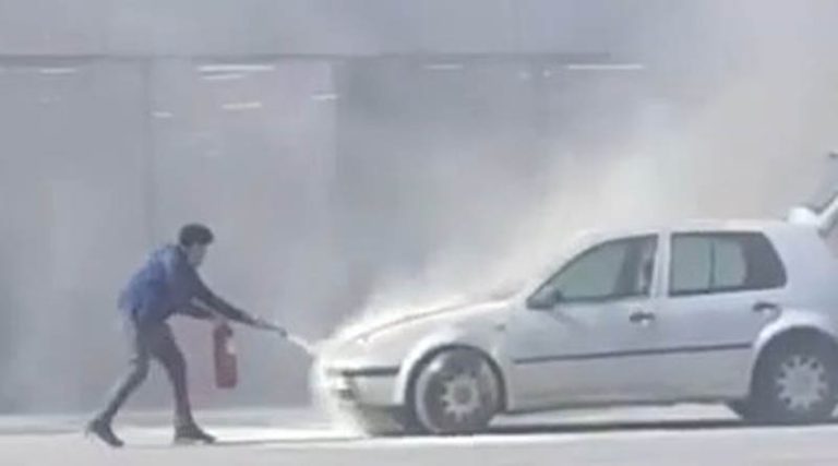 Πόρτο Ράφτη: Τα πρώτα δραματικά λεπτά με το αυτοκίνητο που τυλίχθηκε στις φλόγες σε σούπερ μάρκετ (φωτό & βίντεο)