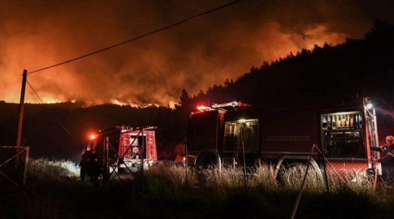 Φωτιά σε δασική έκταση στο Δερβένι Κορινθίας – Μαίνεται η πυρκαγιά στη Φθιώτιδα