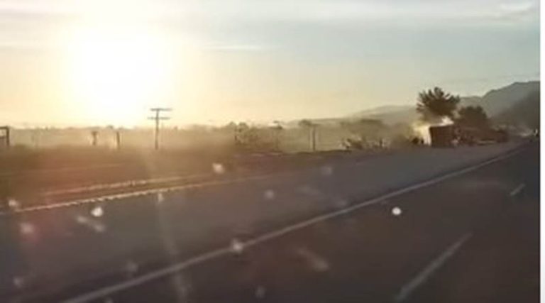Φορτηγό πήρε φωτιά εν κινήσει στην εθνική οδό Πατρών – Κορίνθου! (φωτό & βίντεο)