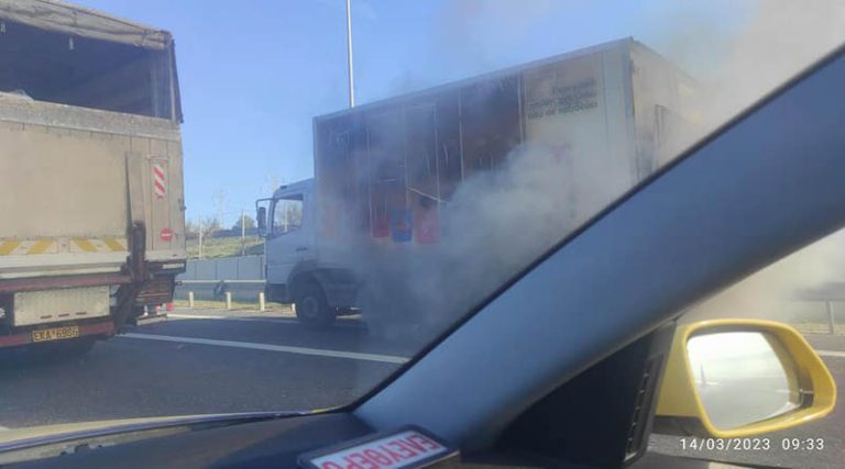 Παιανία: Οι πρώτες εικόνες από το φορτηγό που τυλίχθηκε στις φλόγες στην Αττική Οδό! (φωτό)