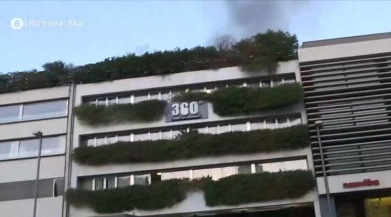 Φωτιά σε κτήριο στο Μοναστηράκι – Εκκενώθηκε ξενοδοχείο (βίντεο)