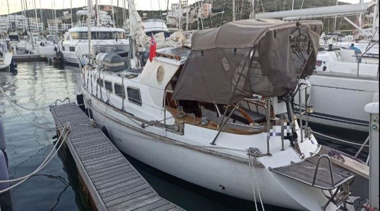 Λαύριο: Παράτυποι μετανάστες από το Τσεσμέ εντοπίστηκαν σε σκάφος σε ιδιωτική μαρίνα – Χειροπέδες στους διακινητές! (φωτό)