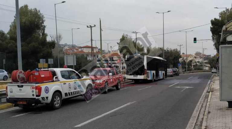 Ραφήνα: Οι πρώτες εικόνες από το λεωφορείο που έβγαζε καπνούς στο Νέο Βουτζά – Κλειστή μία λωρίδα στη Λ. Μαραθώνος