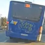 Σπάτα: Λεωφορείο γέρνει εν ώρα δρομολογίου και σπέρνει τον τρόμο! (βίντεο)