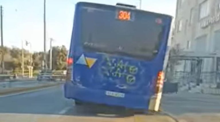 Σπάτα: Λεωφορείο γέρνει εν ώρα δρομολογίου και σπέρνει τον τρόμο! (βίντεο)