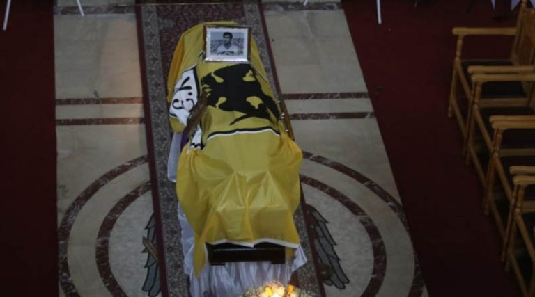 Το τελευταίο αντίο στον Μίμη Παπαϊωάννου: Καλυμμένο με τη σημαία της ΑΕΚ το φέρετρο – Στο Μαρκόπουλο η κηδεία (φωτό)