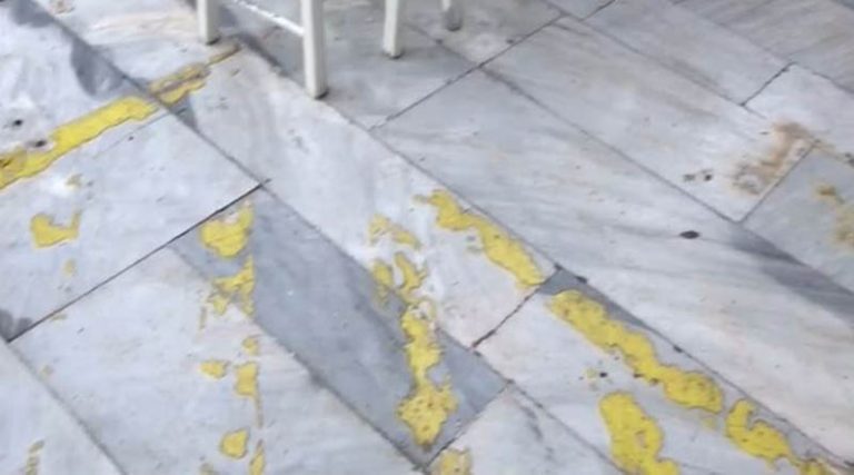 Μόνο στην Ελλάδα! Πάνω σε καφετέρια πέφτει η έξοδος κινδύνου του σταθμού του ΗΣΑΠ στο Μοναστηράκι! (βίντεο)