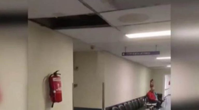 Εικόνες ντροπής! Έπεσε τμήμα της ψευδοροφής από τη νεροποντή στο  νοσοκομείο του Ρίου! (βίντεο)