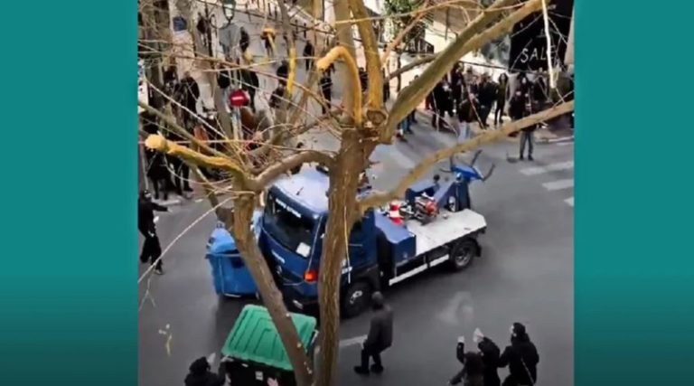 Σοκαριστικό βίντεο: Όχημα της ΕΛΑΣ πέφτει με δύναμη πάνω σε οδόφραγμα διαδηλωτών – Ένας τραυματίας