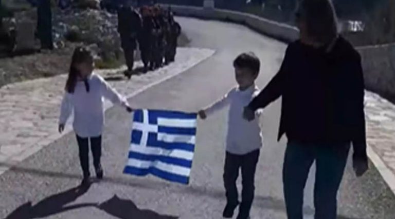 25η Μαρτίου: Συγκίνηση στη Γαύδο – Τα δύο παιδάκια του νησιού παρέλασαν με την ελληνική σημαία
