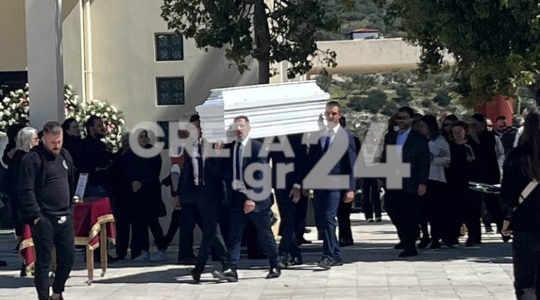 Θρήνος στην κηδεία της 22χρονης Πένυς που σκοτώθηκε σε τροχαίο – Τραγικές φιγούρες οι γονείς, οι αδερφές και ο σύντροφός της