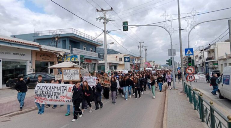 Ξεκίνησε από τη Νέα Μάκρη η πορεία διαμαρτυρίας – Θα τερματίσει στο Πικέρμι – Κλειστή λωρίδα στη Λ. Μαραθώνος (φωτό)