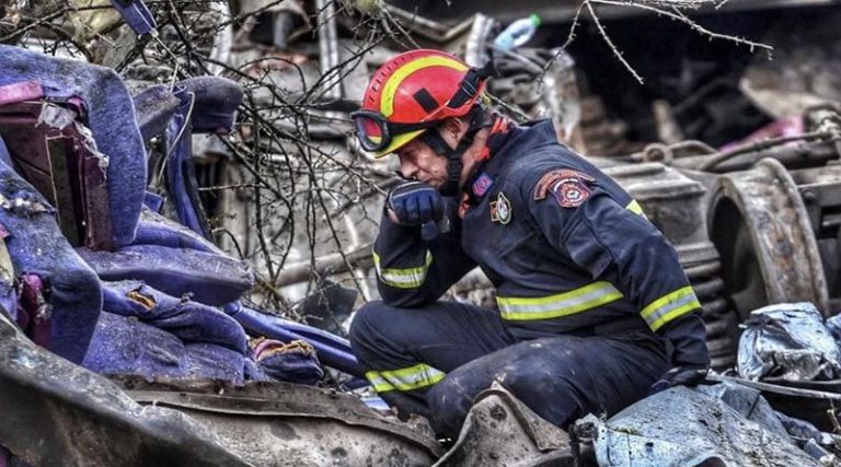 Τέμπη: Η ιστορία πίσω από αυτή τη φωτογραφία – Τι είπε ο πυροσβέστης της ΕΜΑΚ που συγκλόνισε το πανελλήνιο