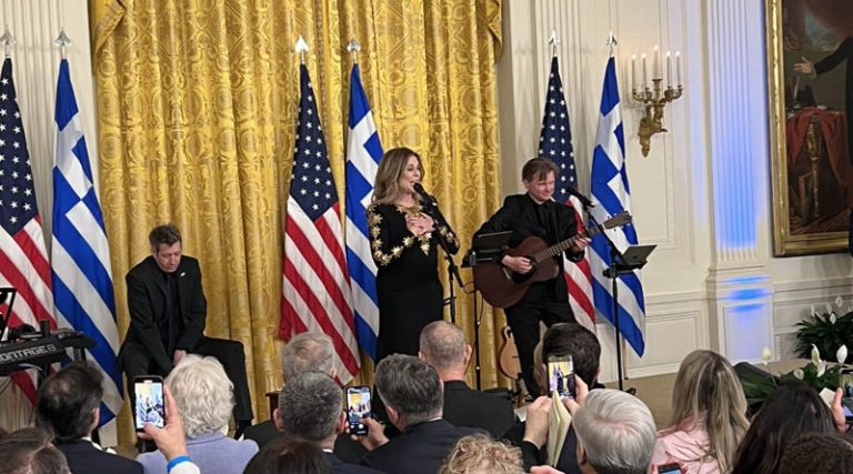 Η Ρίτα Γουίλσον τραγούδησε Κόκοτα στη δεξίωση του Μπάιντεν για την 25η Μαρτίου στον Λευκό Οίκο (φωτό & βίντεο)