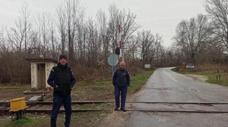 Αδιανόητο: Εταιρεία σεκιούριτι στις Σέρρες φυλάει σιδηροδρομική διάβαση – Εκτός λειτουργίας μπάρες και σηματοδότες