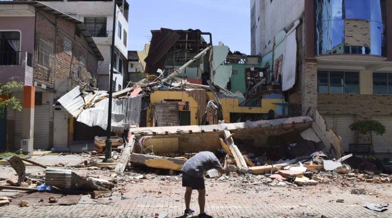 Τουλάχιστον 15 νεκροί από τον ισχυρό σεισμό των 6,8 Ρίχτερ στον Ισημερινό!