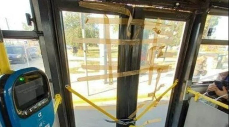 Βούλα:  Ξεκόλλησε πόρτα από εν κινήσει λεωφορείο! (φωτό)