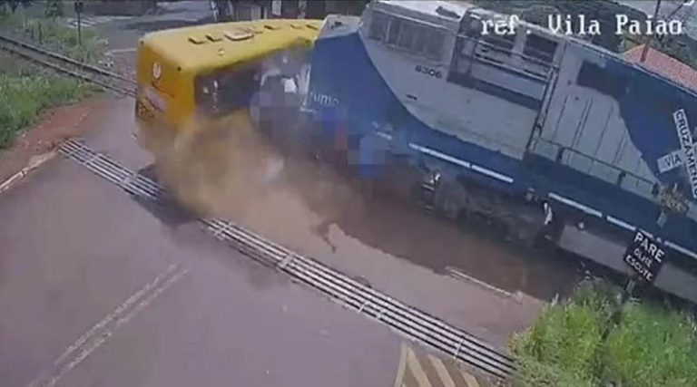 Σοκαριστικό βίντεο:  Τρένο παρέσυρε σχολικό λεωφορείο στην Βραζιλία – Νεκροί μαθητές!