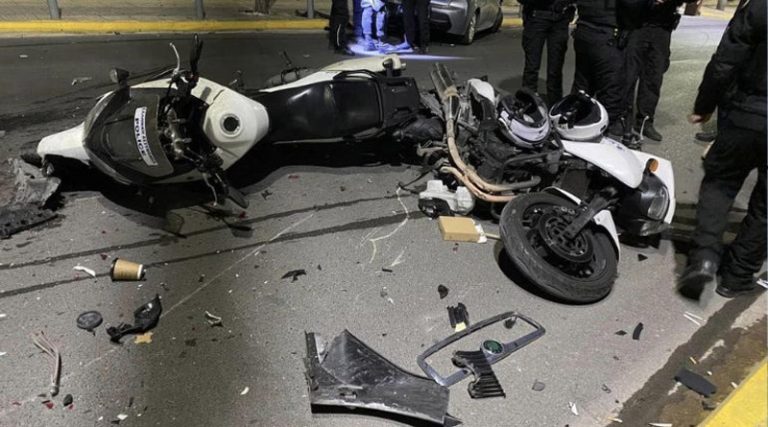 Σοκαριστικές εικόνες: Αυτοκίνητο εμβόλισε περιπολικό και δύο μοτοσυκλέτες της ομάδας ΔΙΑΣ! (φωτό)