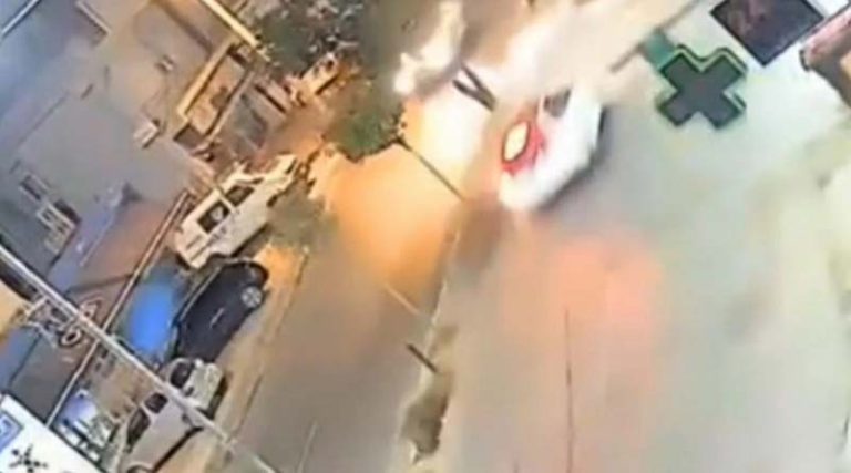 Τρόμος στη Λ. Θηβών: Αυτοκίνητο πέρασε στο αντίθετο ρεύμα και έπεσε σε άλλα οχήματα! (βίντεο)