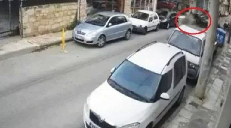 Σοκαριστικό βίντεο: Η στιγμή που αυτοκίνητο εμβολίζει μηχανή – Τραυματίστηκε σοβαρά ο 29χρονος οδηγός