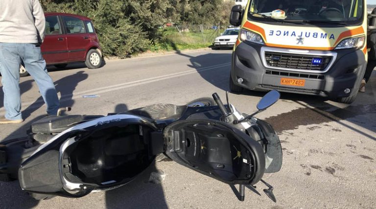 Σπάτα: Μηχανή συγκρούστηκε με αυτοκίνητο έξω από την Εθνική τράπεζα – Ένας τραυματίας (φωτό)
