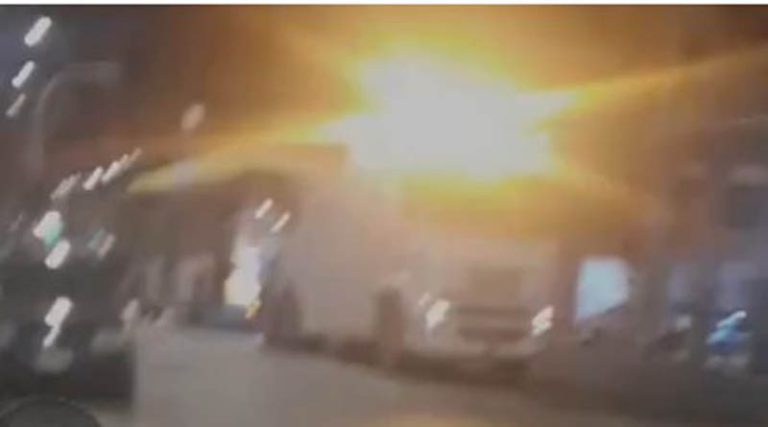 Τρόλεϊ συγκρούστηκε με φορτηγό – Ένας τραυματίας! (βίντεο)